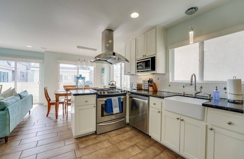 Mission Beach House | BeachBay Getaway! Steps to both Ocean and Bay! A/C, Parking, Ensuite Baths!