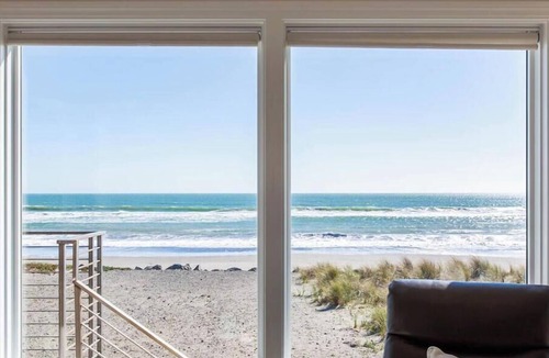 Stinson Beach House | BEACHFRONT! 4bd/4ba Luxury House in Gated Community