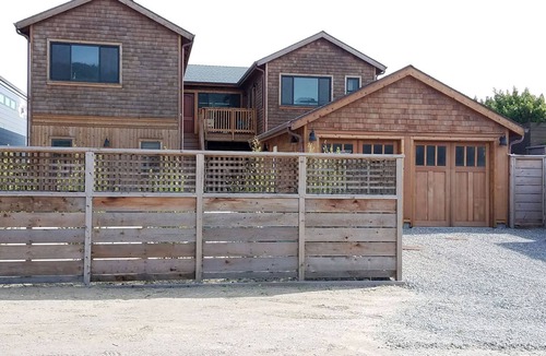 Stinson Beach House | BEACHFRONT! 4bd/4ba Luxury House in Gated Community