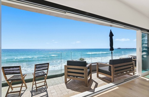 Townsite House | Beachfront Boho Dream Penthouse. Walk 2 Everything! Newly designed SLEEPS 10!