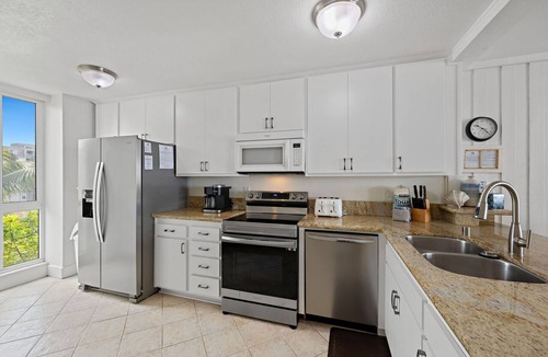 Townsite Condo | Beachfront cottage, Ocean & Sand Views. D20 North Coast Village