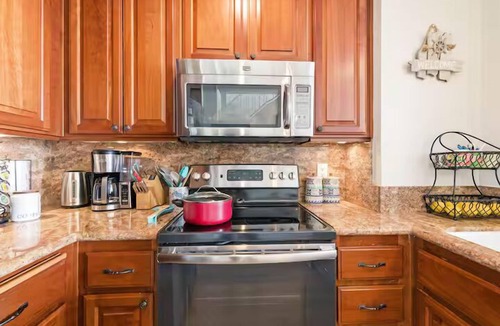 Townsite Condo | Beachfront Resort-sunset views deck & luxe king