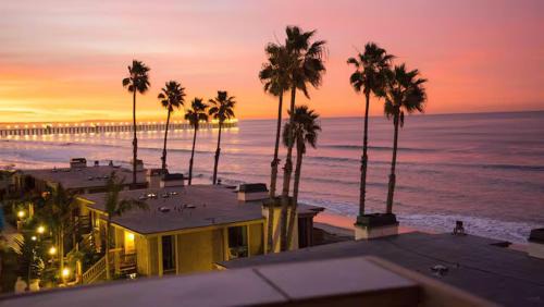 Townsite House | Beachfront Resort-sunset views deck & luxe king