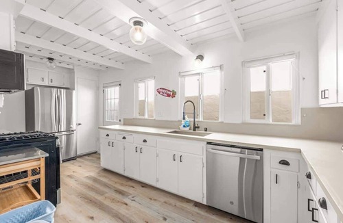 Hermosa Beach House | Beachside Bungalow 5 Minute Walk to Shore
