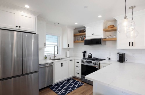 West Newport Apartment | Beautiful 2-BDR apartment on Newport Island with AC & Garage parking