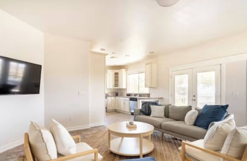 Fallbrook House | Beautiful 2-bedroom home with stunning views Sleeps 4 - 2 Bedrooms - 1 Bath