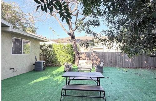 West Los Angeles House | Beautiful home 5 min walk to SantaMonica metro! And huge backyard!