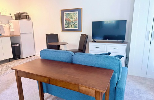 Mid-Wilshire Cottage | Beautiful, Private Guesthouse Cottage in the Heart of L.A - Free, Easy Parking