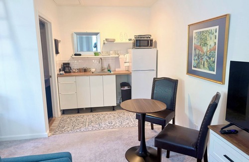 Mid-Wilshire Cottage | Beautiful, Private Guesthouse Cottage in the Heart of L.A - Free, Easy Parking