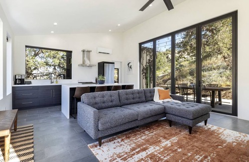 Yucca Valley Cabin | Beautiful Tiny House with Games and Hot-tub in Yucca Valley, California