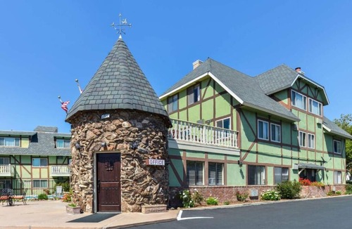 Solvang Hotel | Best Value Stay! Comes with Continental Breakfast and Parking, Outdoor Pool
