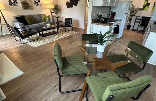 Beverly Hills Apartment | Beverly Hills Vibe 1 BR Apt + Parking, Pool Access