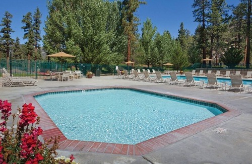 Big Bear Lake Resort | Big Bear | Couples Pine Hideaway | Pool + Hot Tub