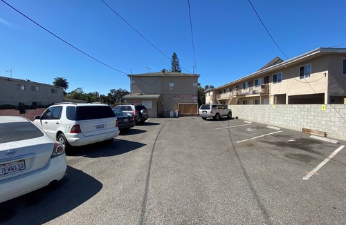Pico Apartment | Bike to beach. Walk to SMC. Tranquil 2-bedroom apart near shops