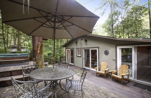 Guerneville Cabin | Bird Watch From Private Spa, Teahouse, Wine Country, Dog Friendly!