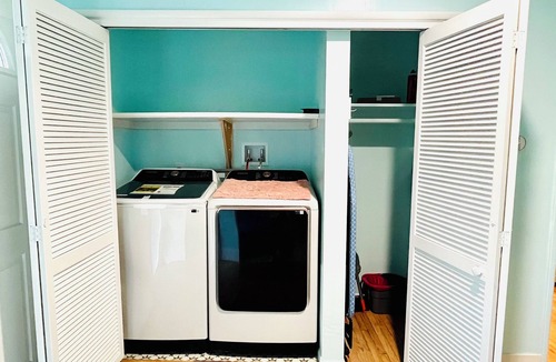 Riverside House | Blast From the Past: 3-bedroom, 2 bath w/AC, King Beds, W/D, 4 TVs & Internet
