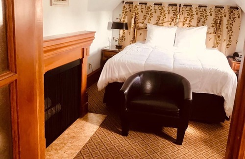 Pacific Grove Hotel | BLOCKS FROM OCEAN -COZY QUEEN-A GETAWAY FOR TWO