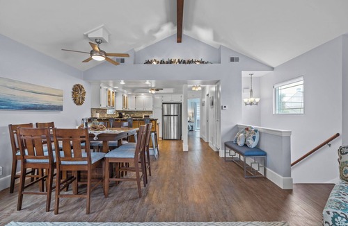 Hollywood House | Blue Crush Rooftop Deck SUPs Kayaks Bikes 5 min walk to Sand Sleeps 8