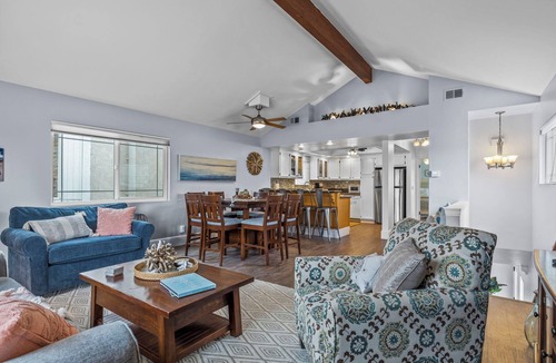 Hollywood House | Blue Crush Rooftop Deck SUPs Kayaks Bikes 5 min walk to Sand Sleeps 8