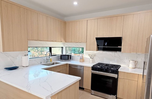 Mid Central House | Brand New 3BR Home Fast WiFi Parking Near Pasadena
