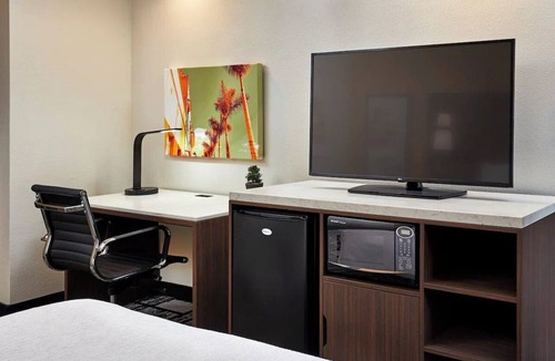 Orange Hotel | Breakfast Included + Pool Access | 0.9 Mi to The Outlets at Orange