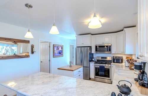 Boulder Bay Cabin | Breathtaking Lake Front Views+ New HotTub+AC+Pet Friendly Fenced in+EV Charger