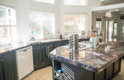 Ramona House | Breathtaking Mountain Retreat Home with great trails & amenities - Sleeps 13!