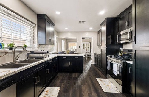 Los Angeles House | Bright & Inviting 3-BR house W Modern Kitchen, AC and 3 car parking Los Angeles