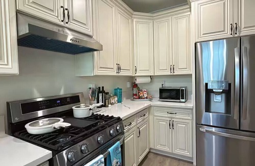 Mid Central Condo | Bright Pasadena Getaway w Patio & Near Old Town