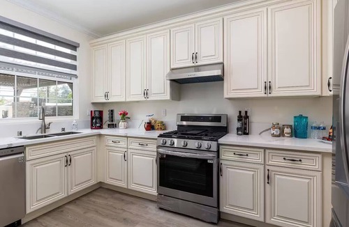 Mid Central Condo | Bright Pasadena Getaway w Patio & Near Old Town