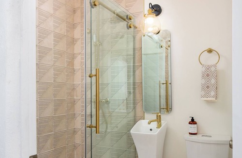Westlake Apartment | Bright studio in lovely Los Angeles with cool AC