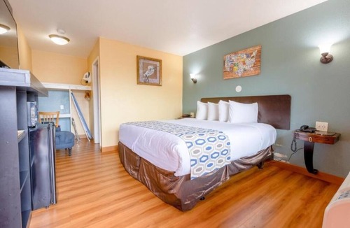 Loma Alta Hotel | Budget-Friendly King Room Close to Oceanside Beach