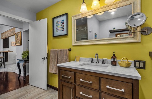 Burbank House | Bungalow Retreat Explore in Walk-able Location. Close to Universal n Warner Bros