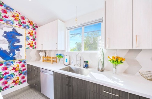 North Hollywood House | C. Vibrant 3BR Home 15m to Universal: Sleeps 12 + Patio: FIFA World Cup SoFi