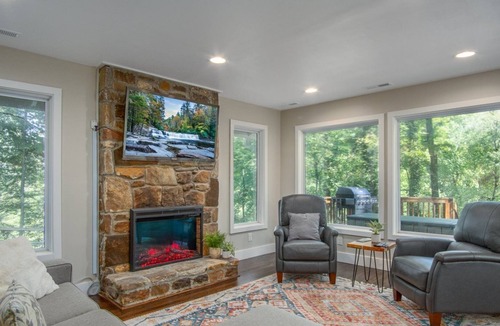 Cedar Mountain House | Cardinal`s Nest -Pet Friendly Cabin Near Dupont