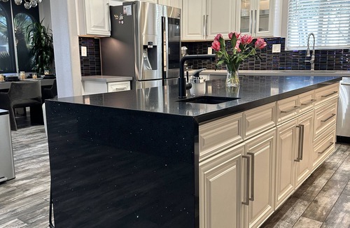 North Central House | Casa Blanca- 4BR Spanish villa near the Rose Bowl- Chefs kitchen Sleeps 8