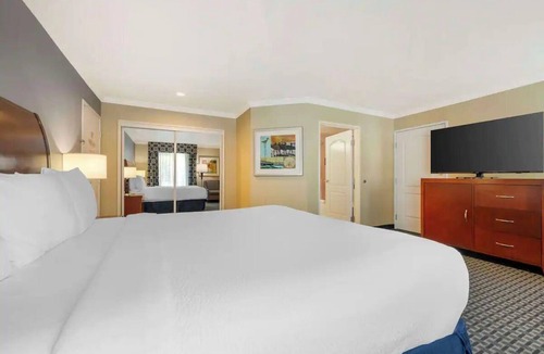 Lantern District Hotel | Catch Whale Watching Cruises | King Bed Escape 1 Mile to Dana Point Harbor