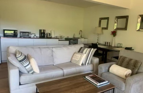 Woodside Apartment | Central 1-bedroom suite in fabulous Woodside walk to Town with AC