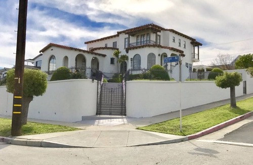 Coastal San Pedro Cottage | CharmCrashpad.Prkg.MinimialEssentials!