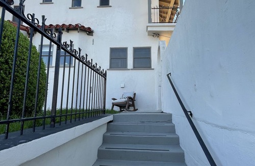 Coastal San Pedro Cottage | CharmCrashpad.Prkg.MinimialEssentials!