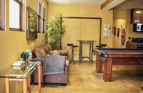 West Alameda House | Charming 1-bedroom flat in Alameda w/pool table