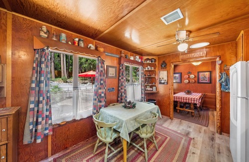 Fern Valley Cabin | Charming 1937 Vintage Cottage 2 bedrooms/baths,(Sleeps 4) walk to town/creek