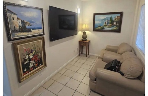 National City House | Charming 2-bedroom house in National City with fitness room