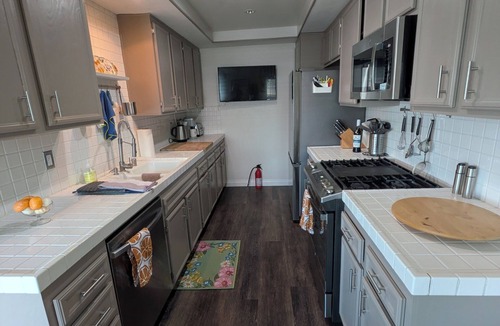Orange Condo | Charming 2-bedroom condo Near Disneyland and Beaches
