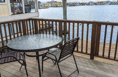 Marin City Boat Rental | Charming 2 Bedroom Houseboat