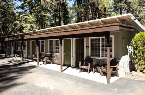 Tahoe Island Hotel | Charming 2 Queen bedroom lodge in South Lake Tahoe for a relaxing stay