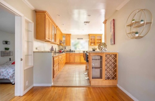 Palms House | Charming 3BR/2BA house with FREE Parking/WiFi in Heart of Culver City & Sony
