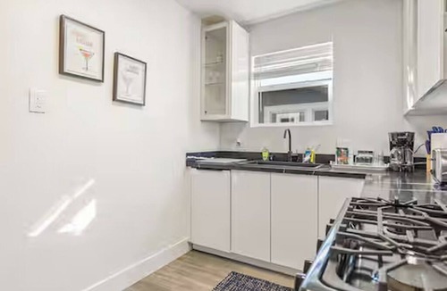 West Alameda House | Charming Alameda Retreat/Cozy 2BR w/Private Yard