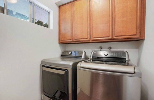 Silver Lake House | Charming Cozy Retreat: The Perfect Starting Point for Your LA Adventure!