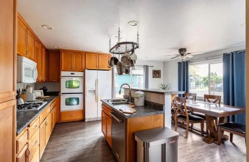 Freestone House | Charming dog-friendly home next to regional park